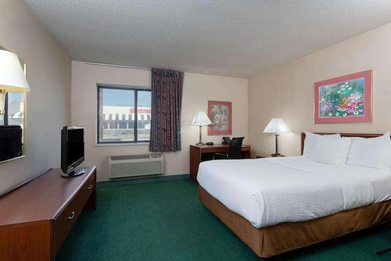 La Quinta Inn By Wyndham Indianapolis East-Post Drive Экстерьер фото