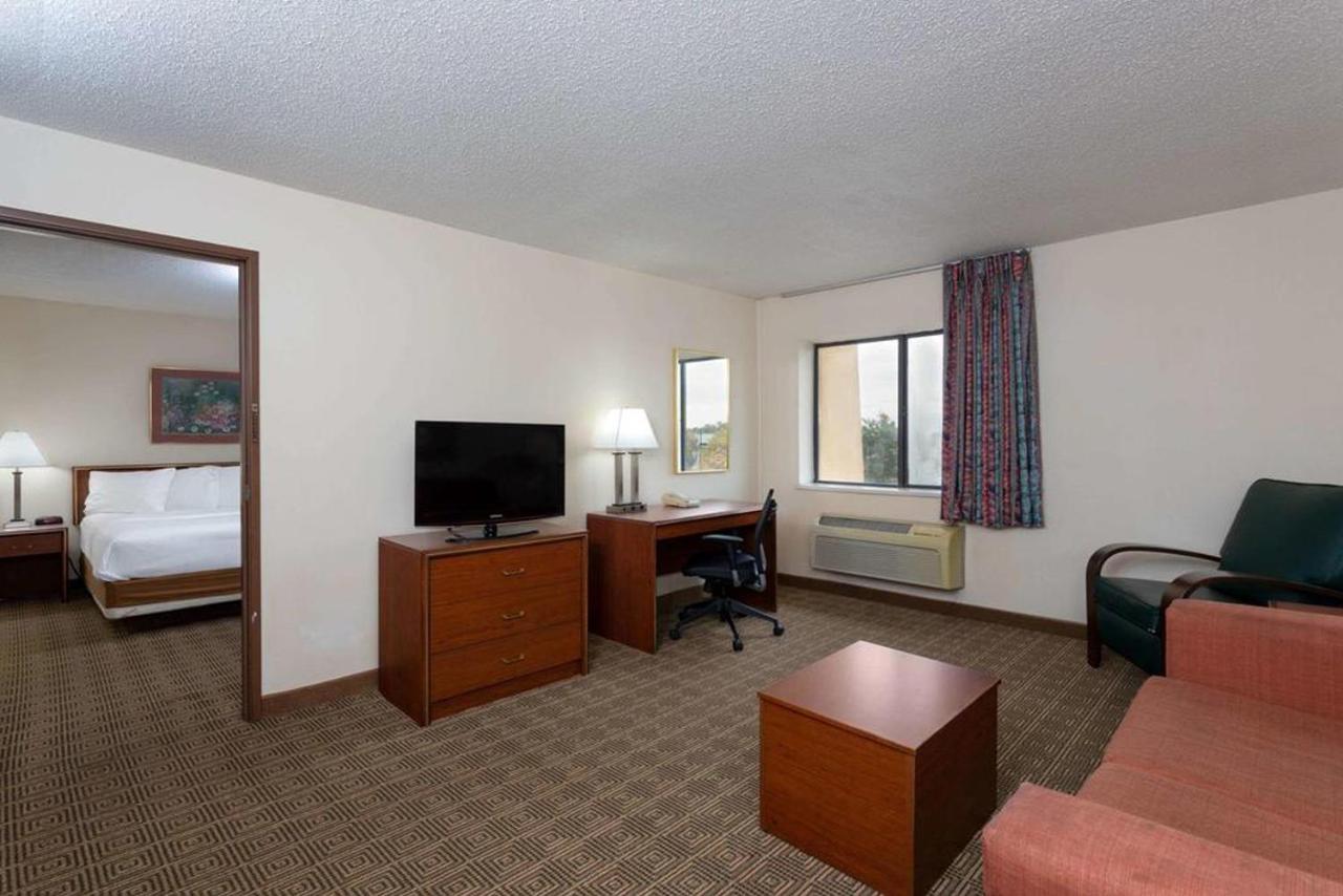 La Quinta Inn By Wyndham Indianapolis East-Post Drive Экстерьер фото